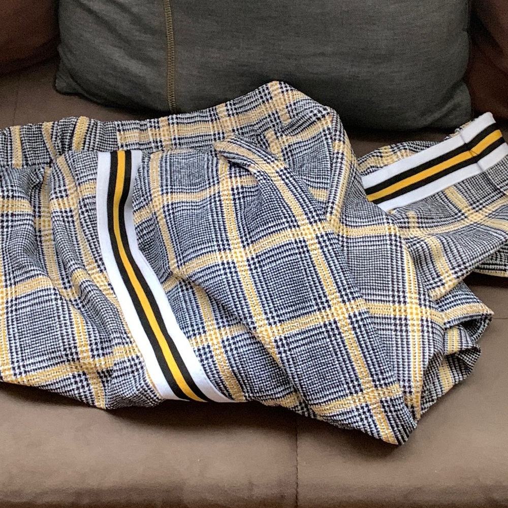 Plaid pants with pockets on each side